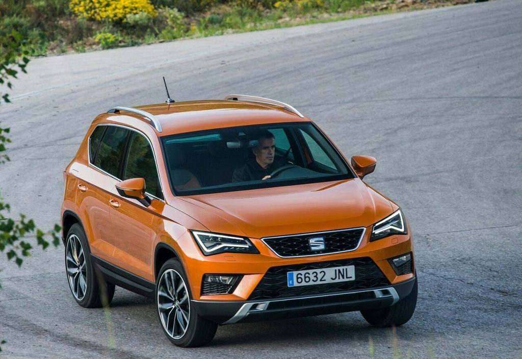Ateca virajda önden üç çeyrek sürüş görünümü
