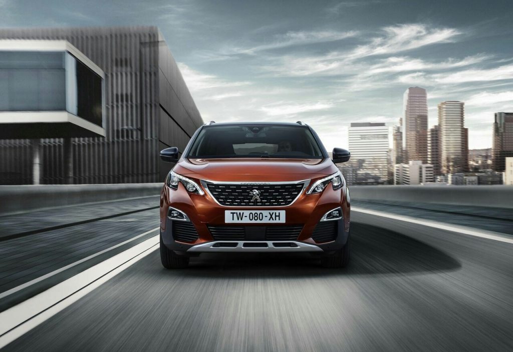 Peugeot 3008 önden yol görünümü