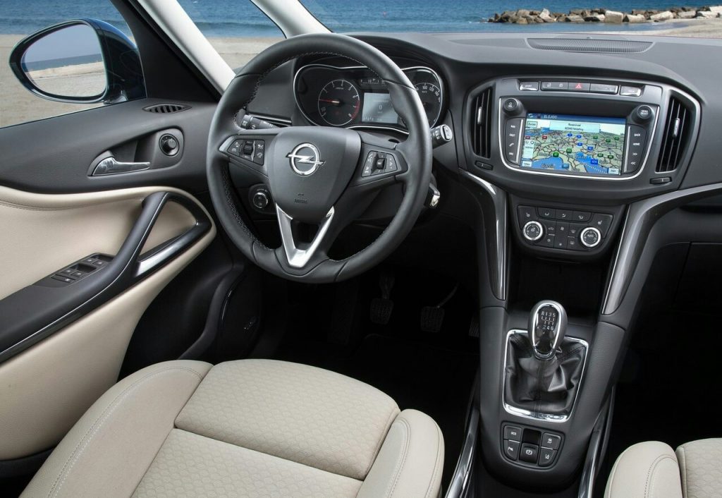 Opel Zafira kokpit direksiyon ve orta konsol görünümü
