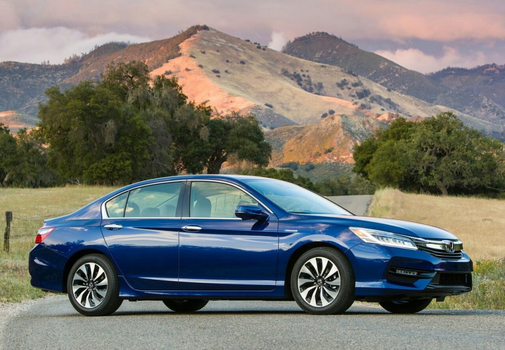 Honda Accord Hybrid önden sağ yan görünüm