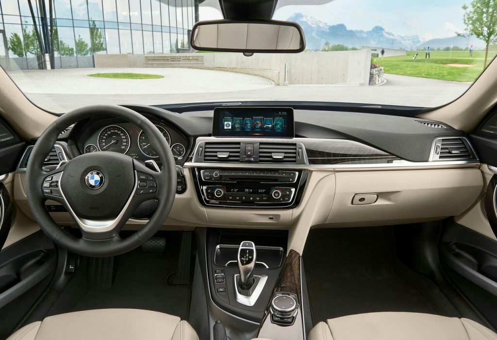 BMW 3 Serisi Gran Turismo açık renk kokpit ve kumandalar