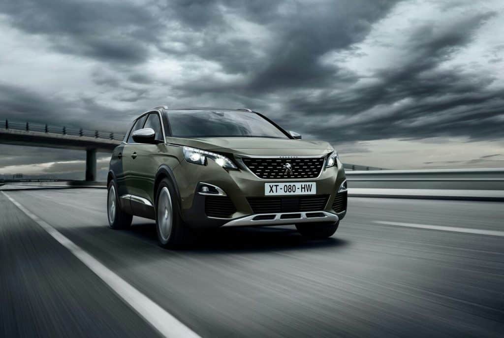 Peugeot 3008 GT hareket halinde ön görünüm