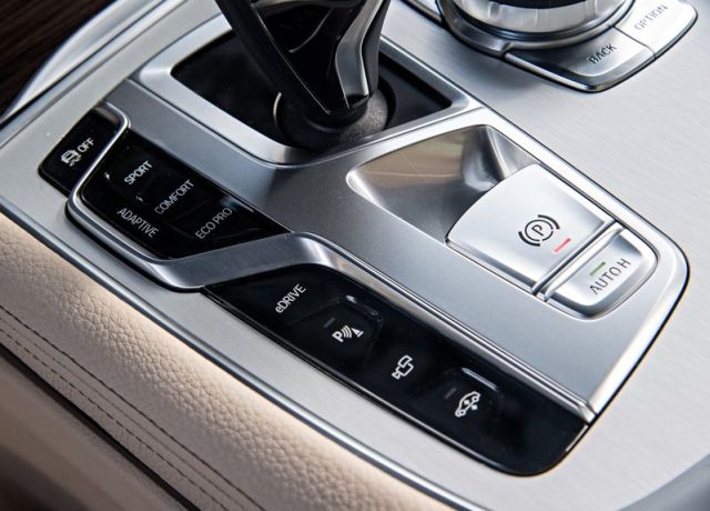 BMW 740Le xDrive iPerformance arşiv görseli 10