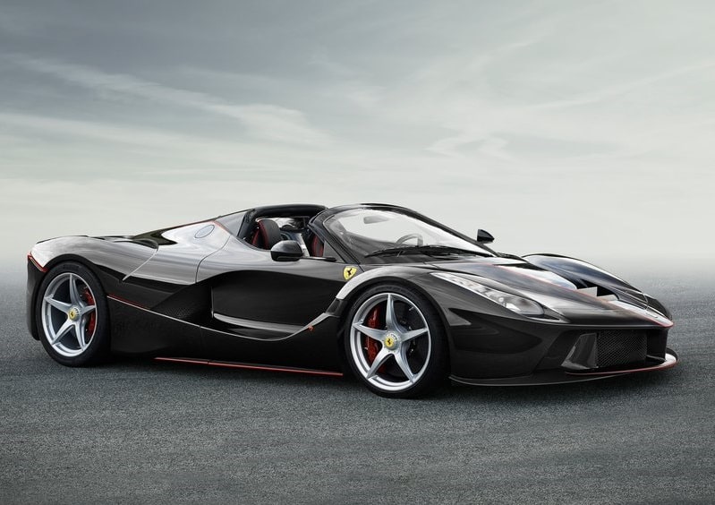 Ferrari LaFerrari Aperta yan ve ön üç çeyrek görünüm