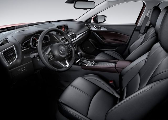 Mazda3 ön koltuklar ve iç mekan