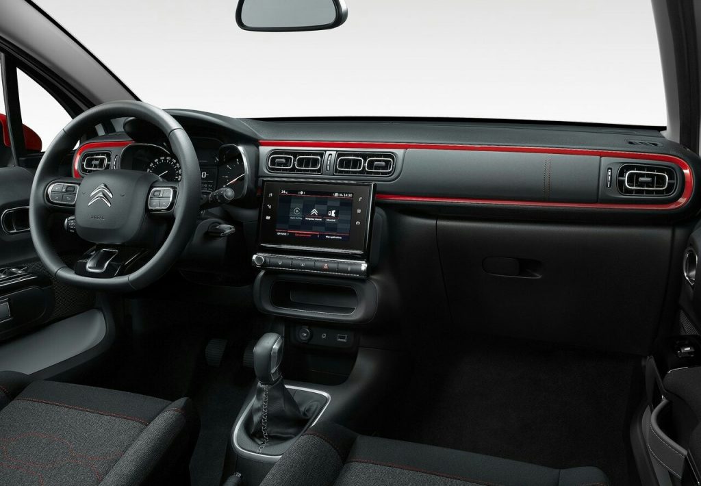 Citroen C3 siyah kokpit ve kırmızı iç trim
