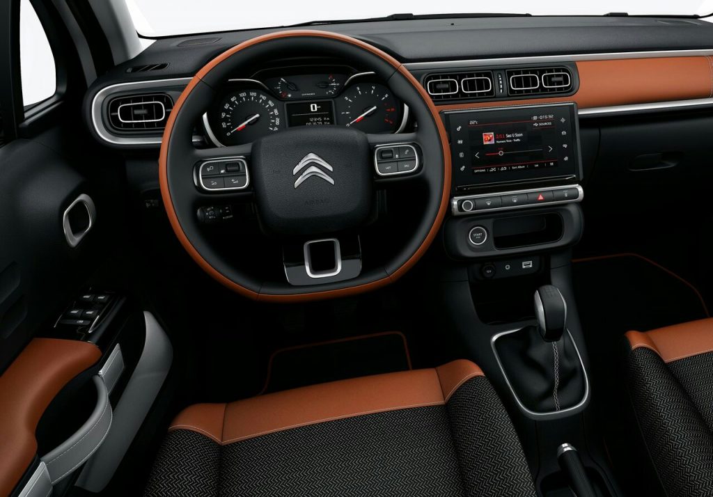 Citroen C3 turuncu detaylı kokpit ve orta konsol