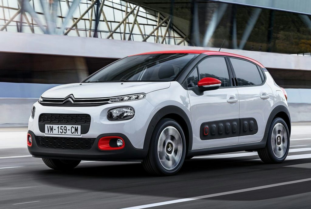 Citroen C3 beyaz gövde kırmızı tavan ön görünüm hareket halinde