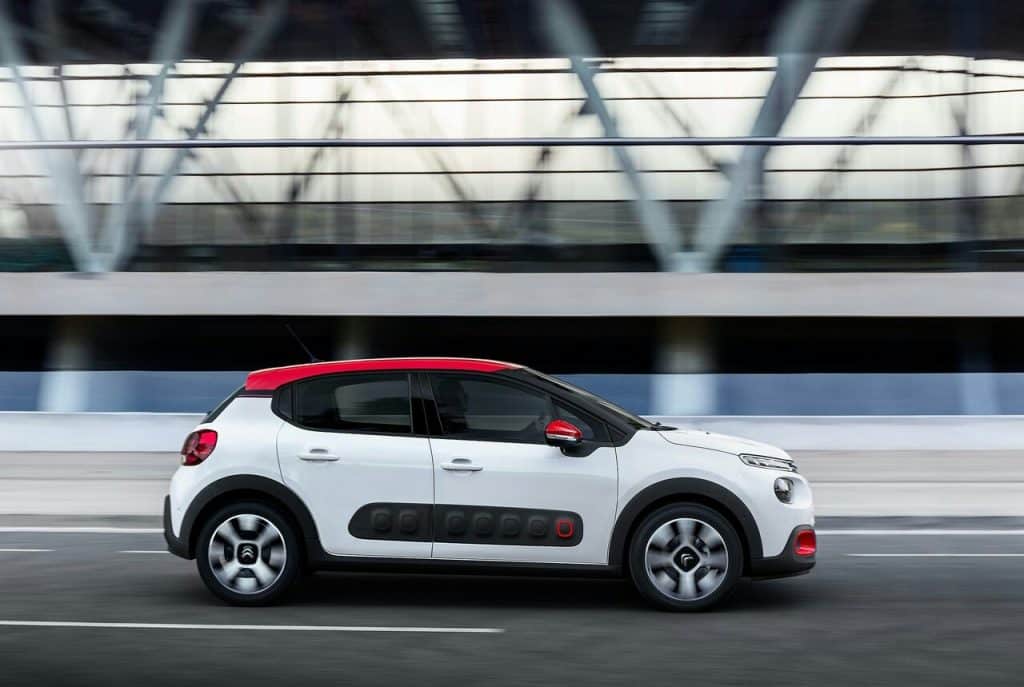 Citroen C3 beyaz gövde kırmızı tavan yan profil hareket halinde