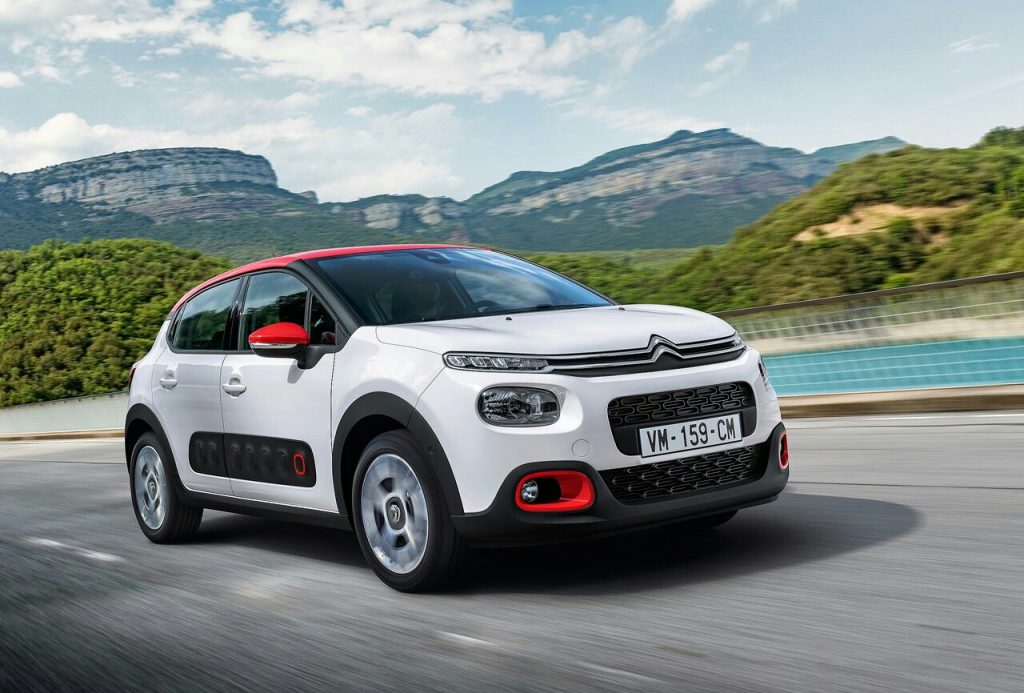Citroen C3 beyaz gövde kırmızı tavan hareket halinde
