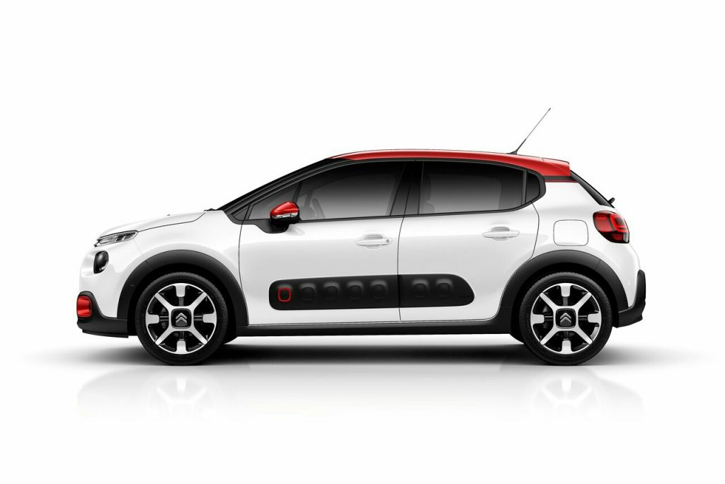 Citroen C3 beyaz gövde kırmızı tavan yan stüdyo görünümü