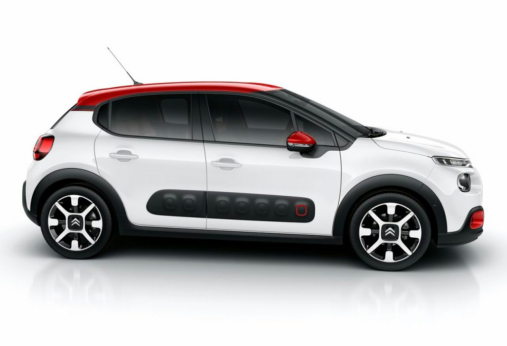 Citroen C3 beyaz gövde kırmızı tavan sağ yan görünüm