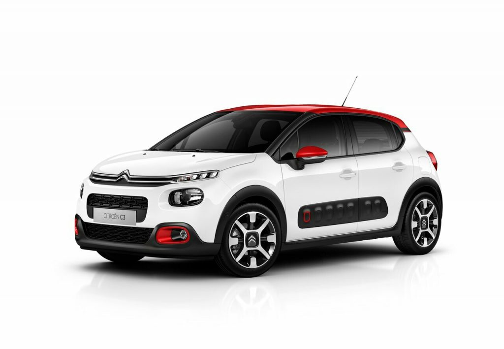 Citroen C3 beyaz gövde kırmızı tavan ön üç çeyrek stüdyo görünümü