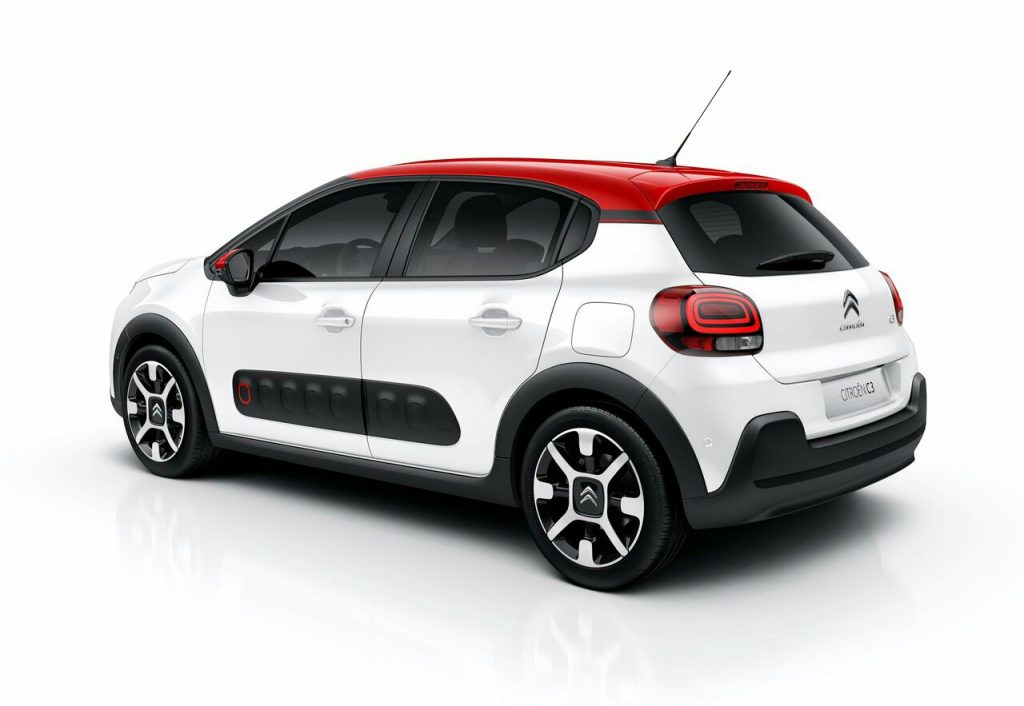 Citroen C3 beyaz gövde kırmızı tavan arka üç çeyrek stüdyo görünümü