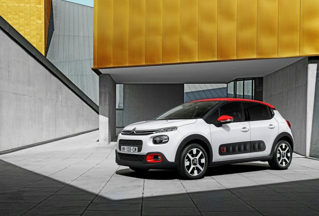 Citroen C3 beyaz gövde kırmızı tavan mimari fonda