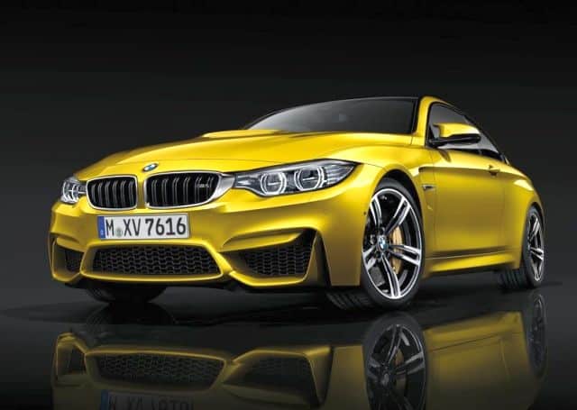 BMW M4 F82 stüdyo önden üç çeyrek görünüm