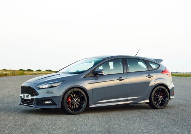 2015 Ford Focus ST gri gövde yan görünümü