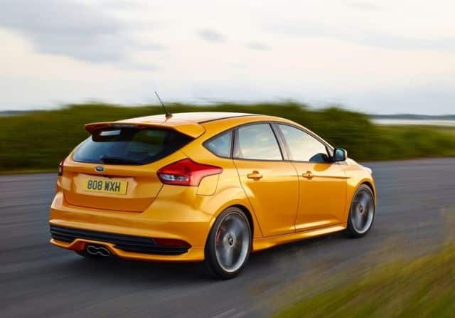 Focus ST hareket halinde arka üç çeyrek görünümü