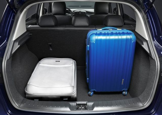 Nissan Pulsar bagaj alanı ve valizler