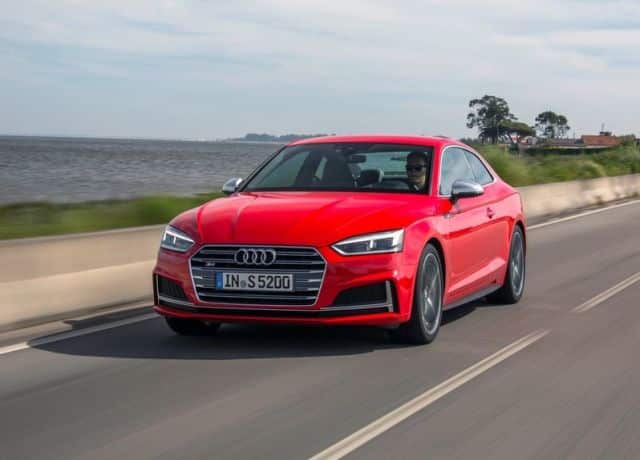 Audi S5 Coupe kırmızı gövde ön üç çeyrek sürüş görünümü