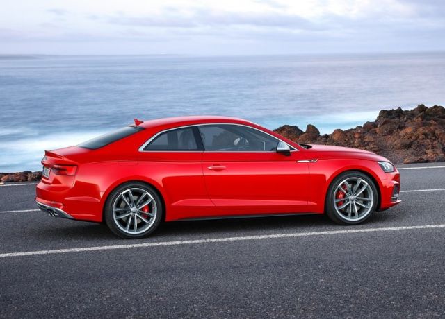 Audi S5 Coupe kırmızı gövde yan profil görünümü