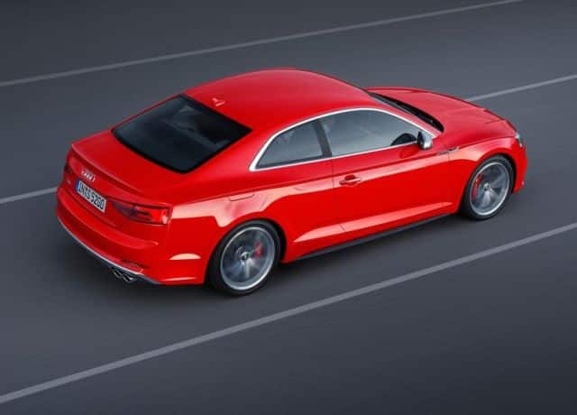 Audi S5 Coupe üstten arka üç çeyrek sürüş görünümü