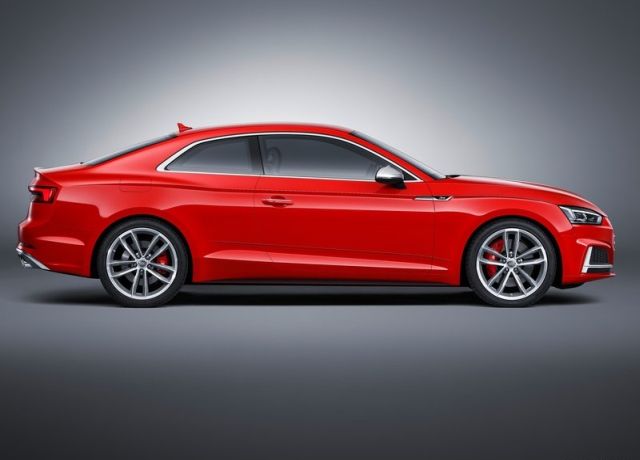 Audi S5 Coupe stüdyo yan profil görünümü