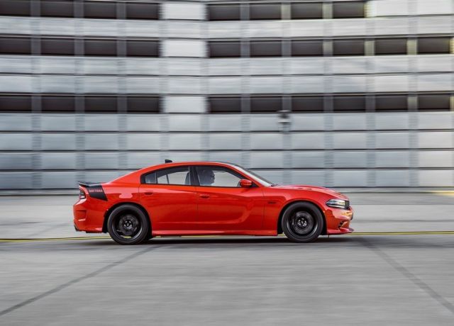 Dodge Charger Daytona 392 yan profil hareket görüntüsü