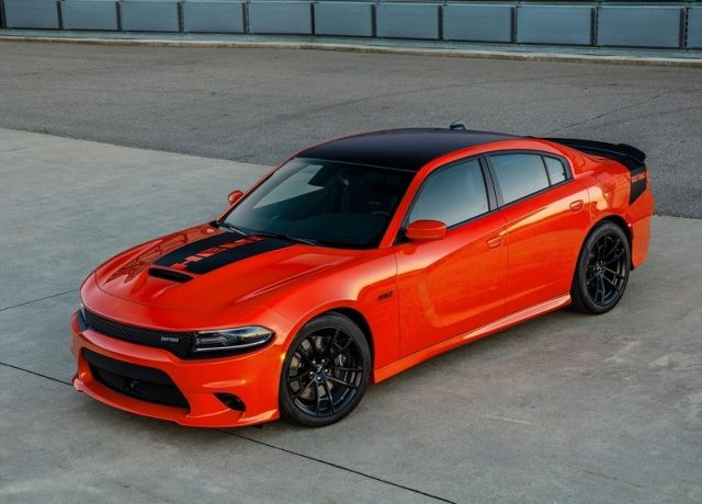 Dodge Charger Daytona 392 üstten ön üç çeyrek görünümü