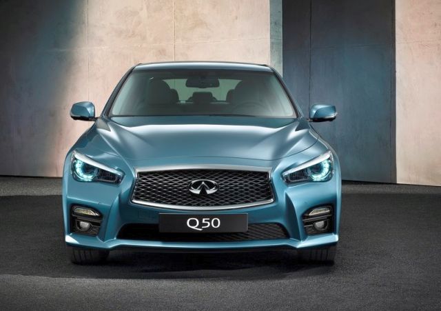 2017 Infiniti Q50 önden görünüm mavi gövde