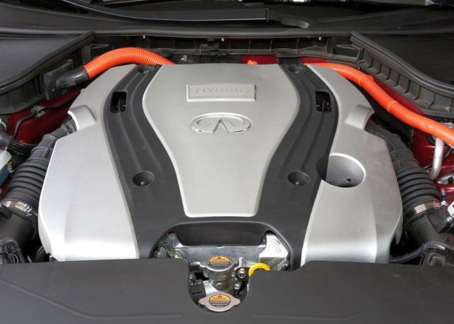 Infiniti Q50 Hybrid motor bölmesi