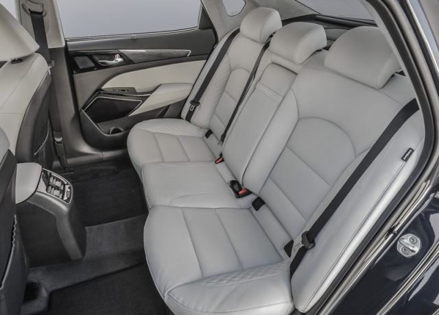 Kia Cadenza arka koltukları ve arka havalandırma bölümü