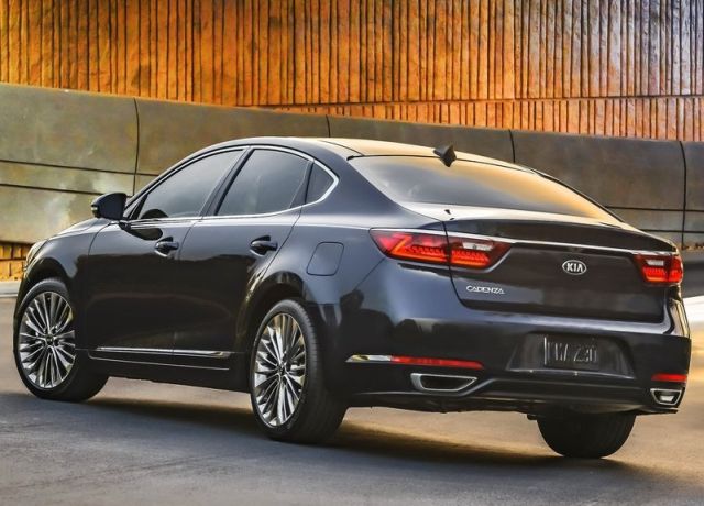 Kia Cadenza arkadan üç çeyrek görünüm ve Cadenza rozeti