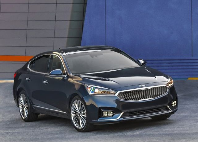 Kia Cadenza ön tasarım ve dikey ızgara detayları