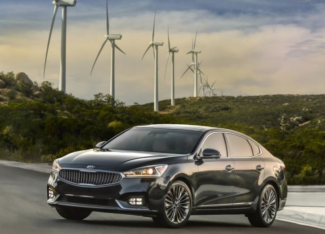 Kia Cadenza yolda önden üç çeyrek görünüm