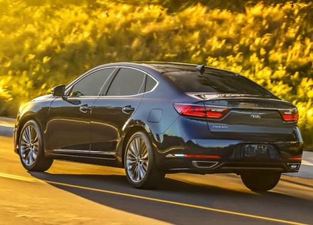 Kia Cadenza arkadan üç çeyrek sürüş görünümü