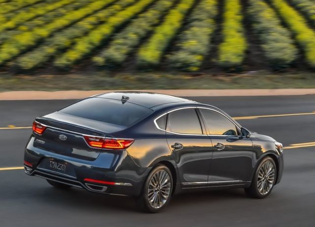 Kia Cadenza üstten arkadan üç çeyrek görünüm