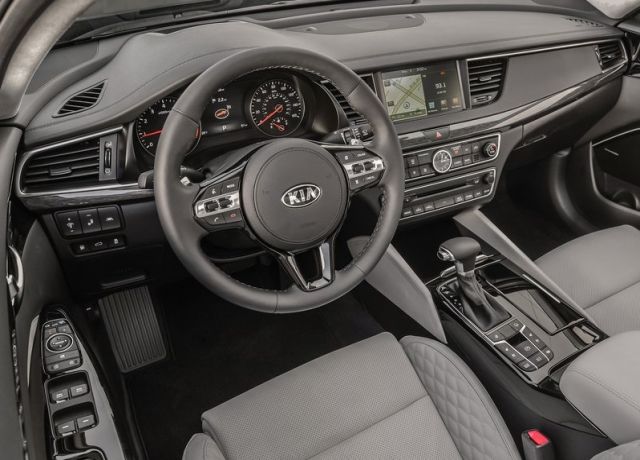 Kia Cadenza sürücü kokpiti ve orta konsol