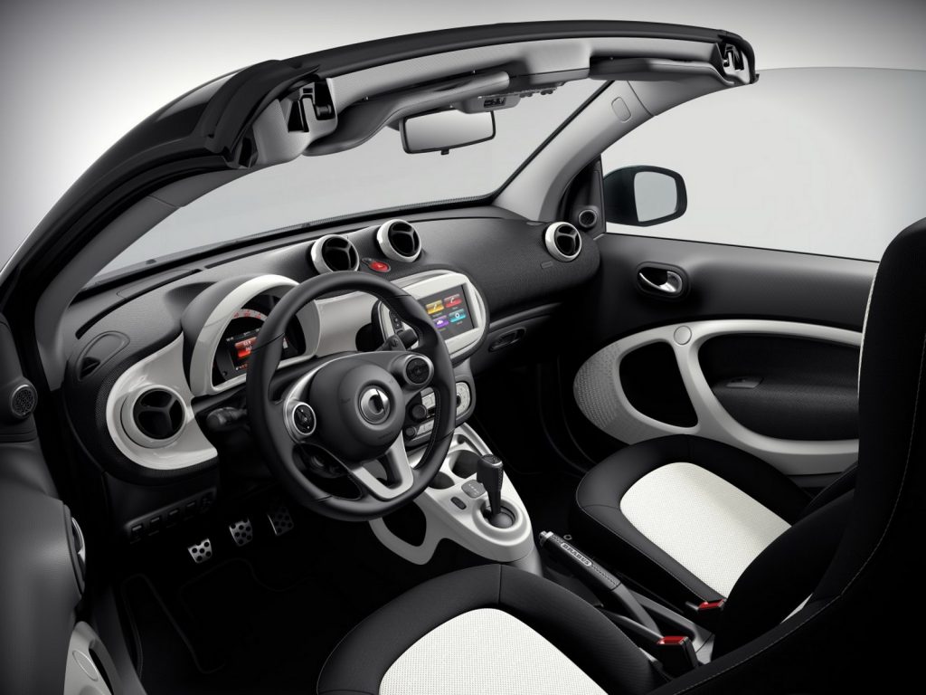 smart fortwo cabrio açık tavan ön konsol ve kokpit görünümü