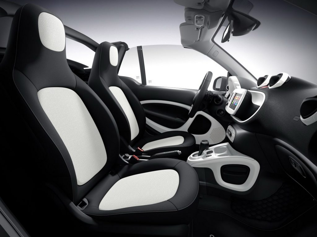 smart fortwo cabrio siyah beyaz koltuklu iç mekan
