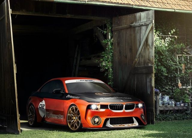 BMW 2002 Hommage Turbomeister dış mekanda ön üç çeyrek görünüm