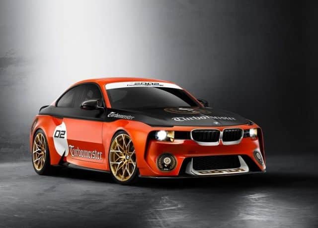 BMW 2002 Hommage turuncu siyah gövde ön üç çeyrek stüdyo görünümü