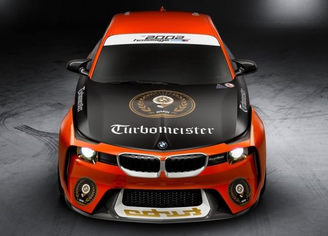 BMW 2002 Hommage ön üst açı ve Turbomeister kaput grafiği