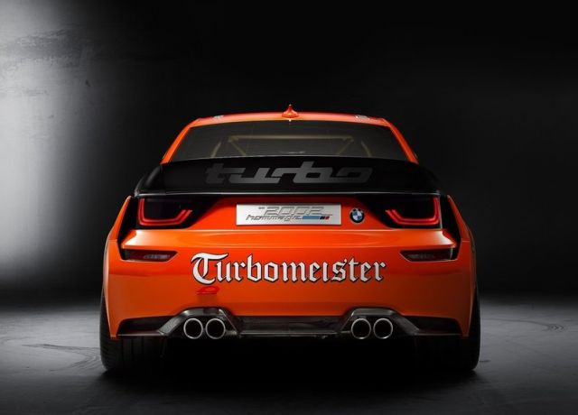 BMW 2002 Hommage arka görünüm ve Turbomeister yazısı