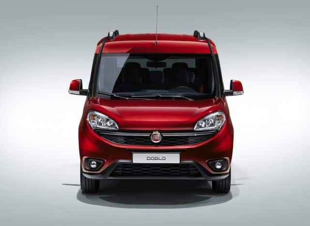 Fiat Doblo kırmızı gövde önden görünüm