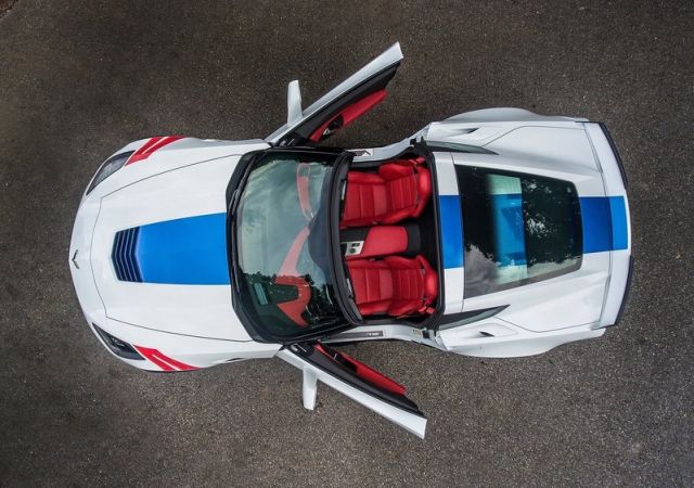 2017 Chevrolet Corvette Grand Sport ön üç çeyrek görünüm