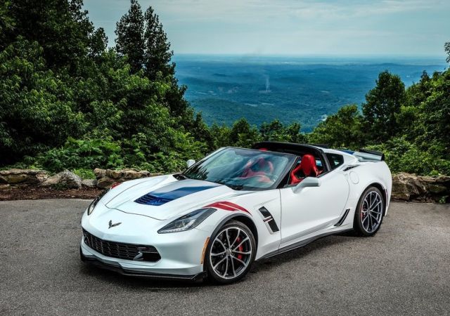 Corvette Grand Sport ön bölüm ve geniş gövde görünümü