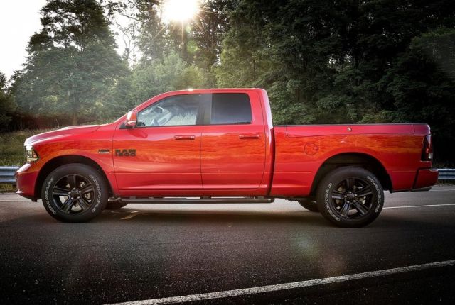 Ram 1500 Night gövde ve jant görünümü