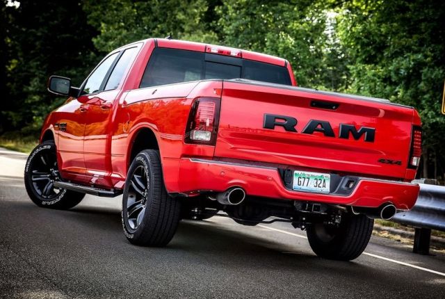 Ram 1500 Night yan profil görünümü