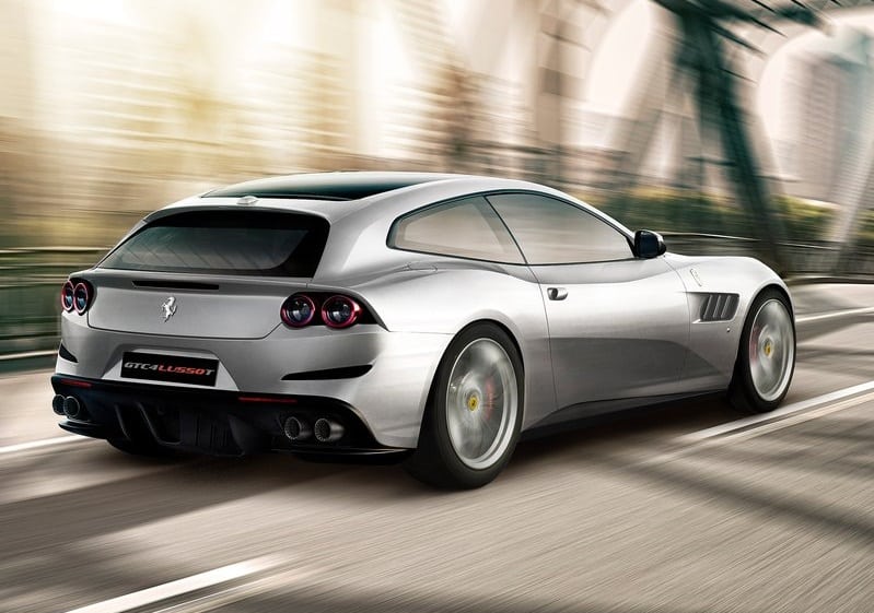 Ferrari GTC4Lusso T hareket halinde arka üç çeyrek görünüm